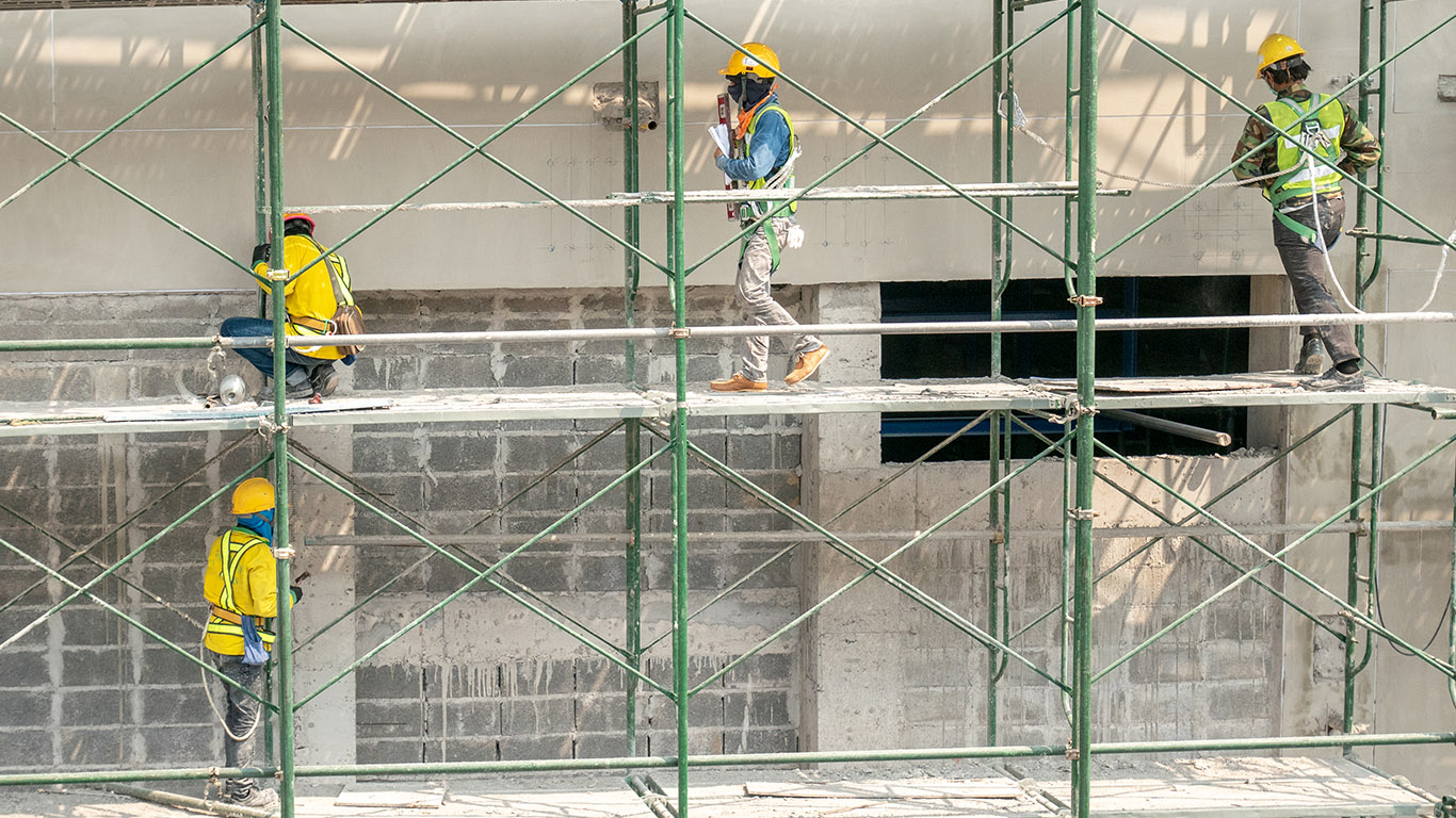 construction-worker-scaffolding construction worker scaffolding